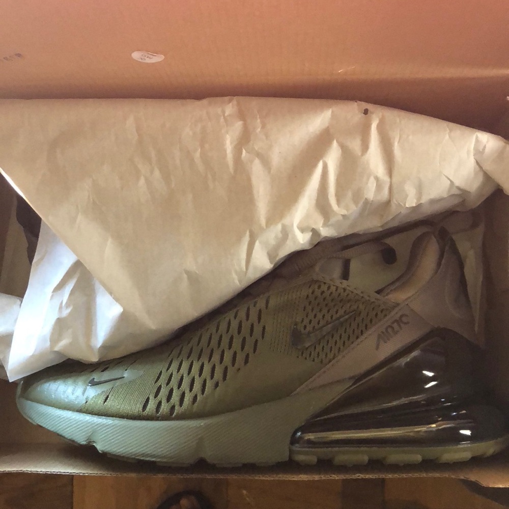 NIKE AIR MAX 270
